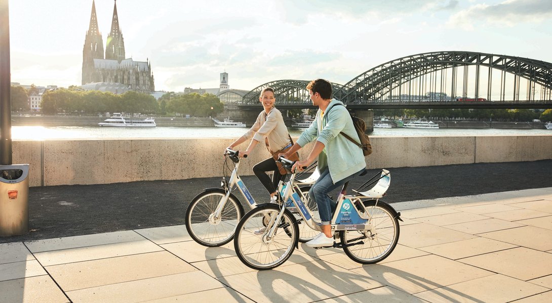 Mit dem FordPassBike am Rhein entlang in Köln.